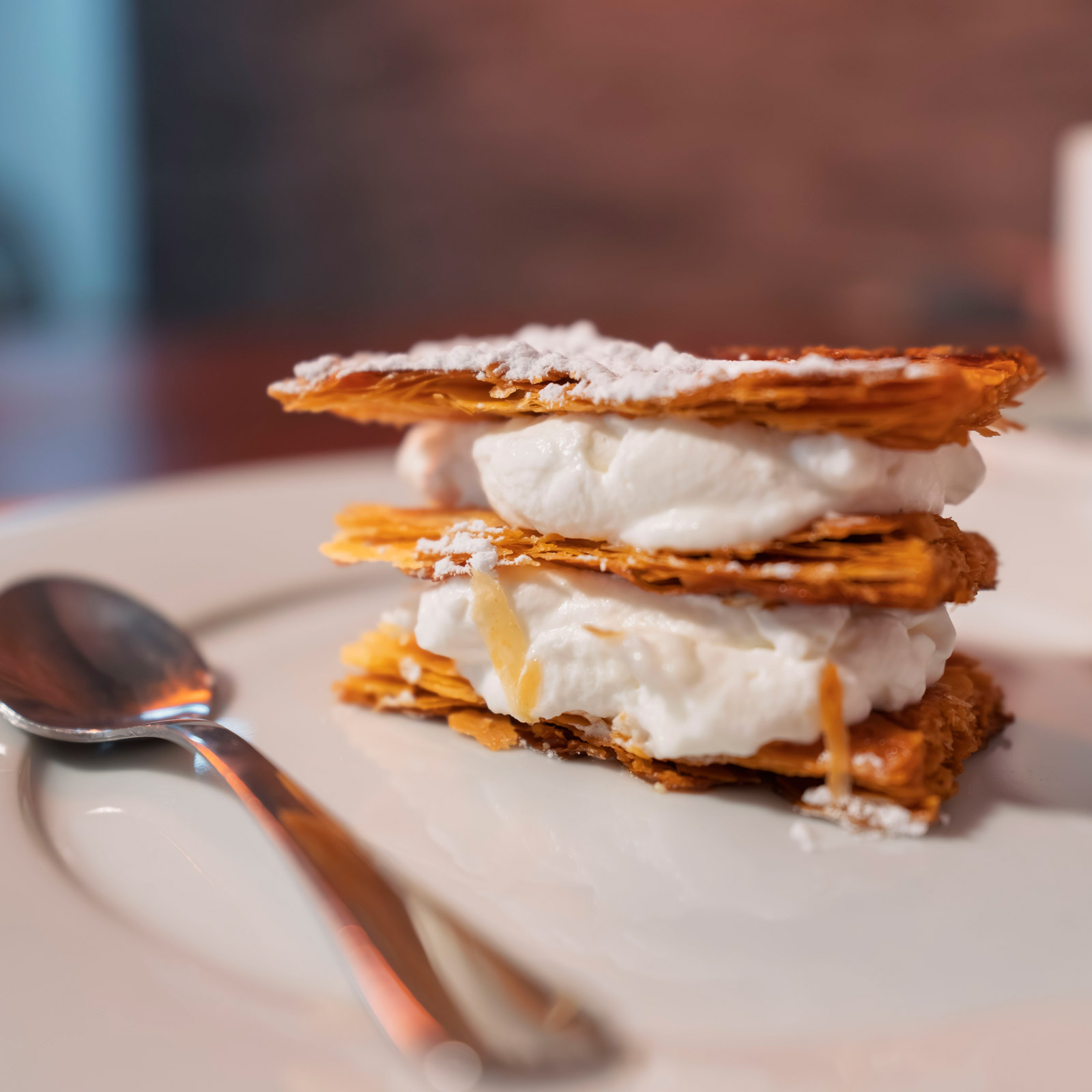 HOJALDRE CARAMELIZADO CON CREMA Y NATA - El Lagarto Verde restaurante en Alcorcón